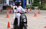 Nữ chủ shop đồ ăn online khen VinFast Motio: "Xe có thiết kế đẹp, cốp để đồ rộng rãi, khoảng để chân thoải mái"