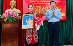 Chủ tịch Hội LHPN Hưng Yên nhận Huy hiệu 30 năm tuổi Đảng 