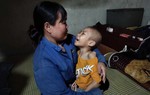 Nhói lòng trước ánh mắt cầu cứu của bé trai 8 tuổi bị ung thư tủy 
