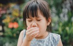 Cha mẹ cần làm gì để giảm ho khan ở trẻ?