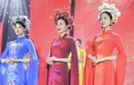 "Một vòng Việt Nam" với áo dài