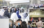 "Biển" người đội nắng, xếp hàng dài hơn cây số chờ vào Bảo tàng Lịch sử Quân sự Việt Nam