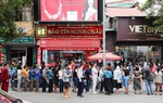 Người dân xếp hàng 3 tiếng, gom từng chỉ vàng