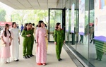 "Áo dài phụ nữ Việt Nam đi qua khói lửa chiến tranh" 