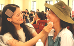 Lớp trang điểm đặc biệt dành cho nữ chiến sĩ diễu binh Khối công an