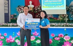 Phụ nữ Bình Dương trao nhà Đại đoàn kết, tặng quà cho phụ nữ, trẻ em khó khắn ở Đồng Tháp