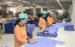 Phụ nữ dân tộc thiểu số chia sẻ thông tin để tiếp cận thị trường việc làm