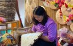 Nữ nghệ nhân đi từng nhà kể chuyện bằng lá cọ, tre nứa để giữ nghề truyền thống