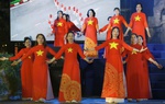 Phụ nữ Thủ đô biểu diễn dân vũ "Đất nước trọn niềm vui" kỷ niệm 50 năm thống nhất đất nước