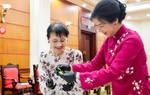 Phu nhân Tổng Bí thư và Phu nhân Thủ tướng Nhật Bản trải nghiệm làm bánh cốm Hà Nội