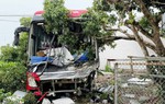 Xe khách mất lái gây va chạm liên hoàn khiến đôi vợ chồng tử vong 