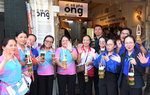 Xếp hàng mua cà phê ống tre gắn cờ đỏ sao vàng