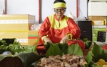 Người dân TPHCM gói - nấu bánh chưng dâng cúng ngày Giỗ Tổ