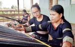 Phụ nữ Jrai làm du lịch trải nghiệm trên chính quê hương mình 