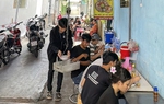 Hủ tiếu "thả" đắt khách trong hẻm nhỏ Sài thành