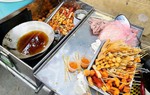Nỗi lo thường trực với quà vặt cổng trường