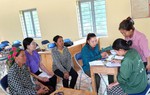 Hướng dẫn dùng điện thoại thông minh, lập nhóm chat để cung cấp thông tin cho phụ nữ dân tộc thiểu số