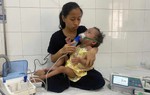 Mẹ nghèo xin sữa để duy trì sự sống cho con gái 3 tuổi mắc bệnh quái ác