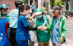 Tỏa mát yêu thương, hàng nghìn chai nước được dược sĩ Long Châu trao tay người dân 