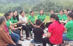 Chồng đi họp Hội phụ nữ, vợ hăng say làm kinh tế