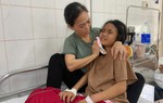 Ánh mắt cầu cứu của bé gái 10 tuổi phải trải qua 2 ca đại phẫu đau đớn vì bệnh quái ác
