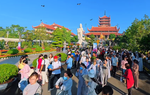 TPHCM: Hàng ngàn người đổ về chùa Thanh Tâm chiêm bái Xá lợi Phật