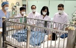 Bộ trưởng Bộ Y tế thăm bé trai bị tai nạn tại Nam Định
