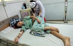 Vợ ung thư mong kéo dài sự sống để lo cho chồng tai nạn và cháu ngoại bất hạnh