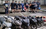 Bắt khẩn cấp nhóm "quái xế" mang hung khí, chặn đường hành hung người đi đường