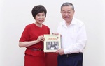 TTXVN trân trọng tặng Tổng Bí thư Tô Lâm sách ảnh 100 năm Báo chí Cách mạng