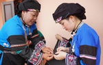 Phụ nữ người Bố Y gìn giữ và phát huy trang phục truyền thống