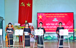 Học sinh dân tộc vẽ tranh để xóa bỏ tảo hôn và hôn nhân cận huyết