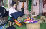 Từ khung cửi đến livestream, người phụ nữ Thái gìn giữ văn hóa và lan tỏa tri thức số