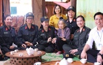Phụ nữ Cảnh sát Cơ động tặng quà gia đình chính sách, trẻ mồ côi tỉnh Sơn La