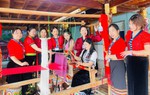 "Giữ lửa" cho nghề dệt thổ cẩm của người Thái tại Nghệ An