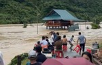 Người dân miền tây Nghệ An trắng đêm chạy lũ