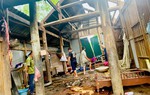 Phụ nữ Lào Cai hỗ trợ người dân khắc phục hậu quả giông lốc, mưa bão