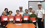 Vùng 2 Hải quân tặng quà tri ân các gia đình chính sách 