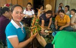 Những chiếc bánh chưng "nghĩa tình" gửi tới bà con vùng lũ Nghệ An