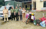 Công an kịp thời hỗ trợ cả gia đình bị bỏ lại trên đường vượt lũ về quê