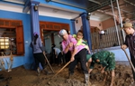 Nghẹn lòng dáng mẹ địu con đi dọn bùn lầy sau lũ