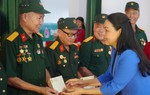 Phó Chủ tịch - Tổng Thư ký UBTƯ MTTQ Việt Nam Nguyễn Thị Thu Hà thăm, tặng quà người có công tại Ninh Bình