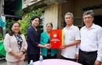 Phó Chủ tịch UBTƯ MTTQ Việt Nam Hà Thị Nga thăm, tặng quà Mẹ Việt Nam Anh hùng và người có công tại Lâm Đồng