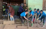 Nghệ An: Những bàn tay phụ nữ nối dài yêu thương đến vùng lũ
