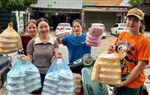 Những suất cơm thắm đượm tình người gửi vùng lũ 