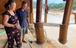 Vợ chồng bác sĩ vượt lũ cứu sản phụ trong đêm, trở về không thấy nhà đâu