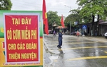 Những bếp ăn miễn phí "tiếp sức" đoàn cứu trợ bà con vùng lũ 