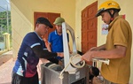 Cảm động những người thợ sửa thiết bị điện miễn phí cho dân vùng lũ 