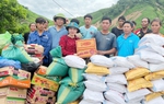 Xã biên giới Nghệ An chia sẻ hàng cứu trợ lũ lụt cho người dân Lào