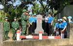 Phụ nữ cùng Bộ đội biên phòng chung tay làm đẹp đường biên cột mốc